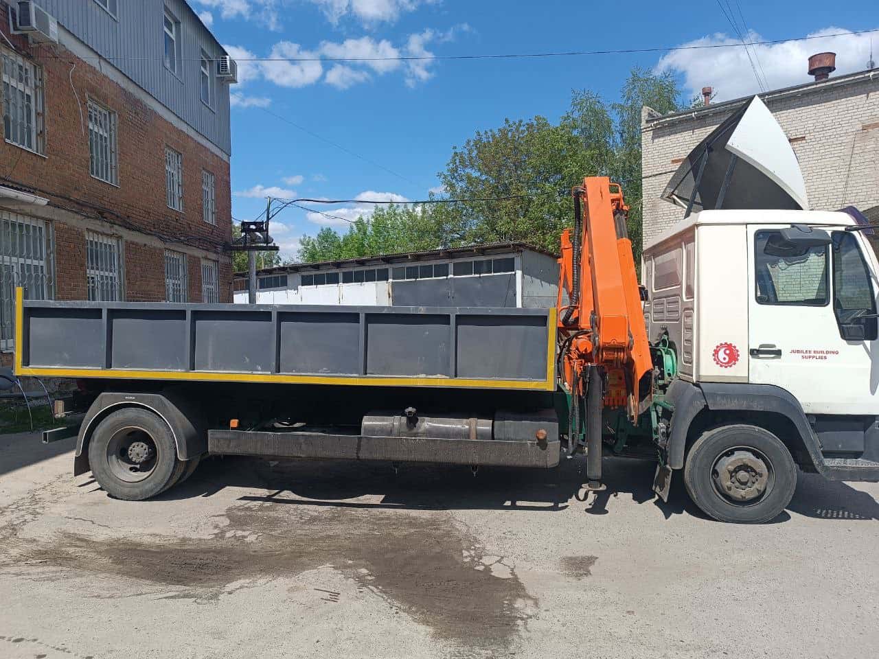 Самоскид на будівельному майданчику