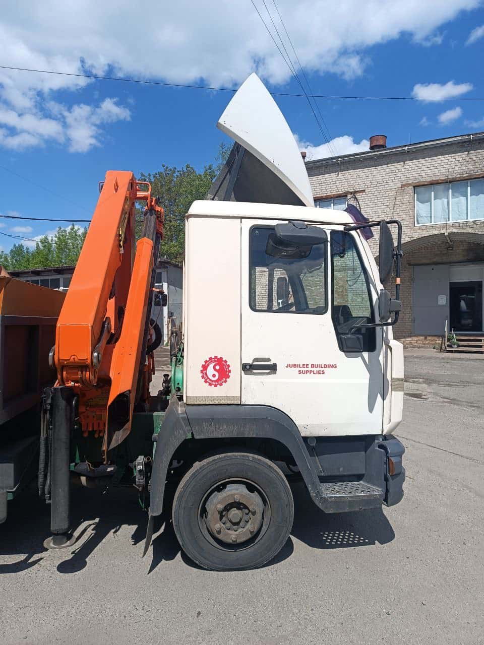 Самоскид на будівельному майданчику